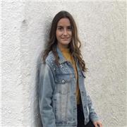 Maestra da clases de repaso a estudiantes de primaria y la ESO